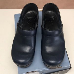 Dansko Professional Pull Up Indigo (navy) clogs, size 37